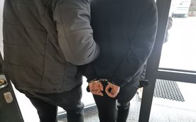 Analiza nagrań z okolicznych kamer pozwoliła na szybką identyfikację podejrzanych.