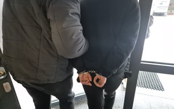 Analiza nagrań z okolicznych kamer pozwoliła na szybką identyfikację podejrzanych.