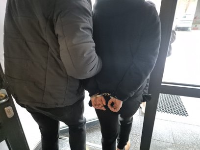 Analiza nagrań z okolicznych kamer pozwoliła na szybką identyfikację podejrzanych.