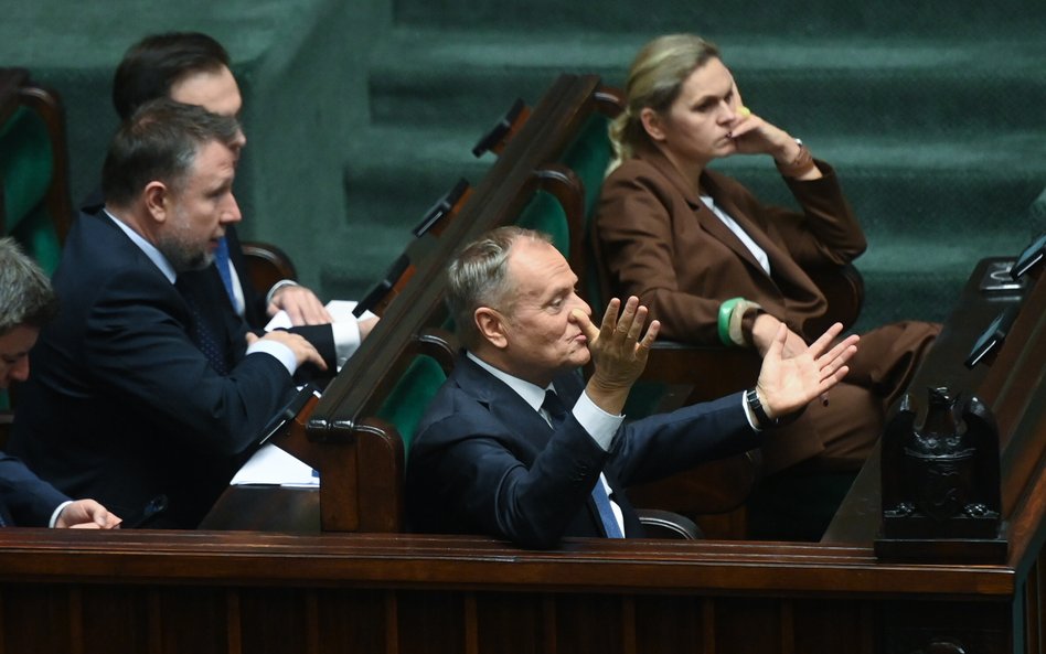 Premier Donald Tusk na sali obrad w Sejmie