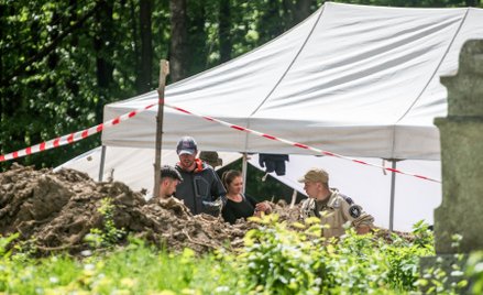 Prace ekshumacyjne w Puźnikach w obwodzie tarnopolskim na zachodzie Ukrainy, gdzie Ukraińcy zabili c