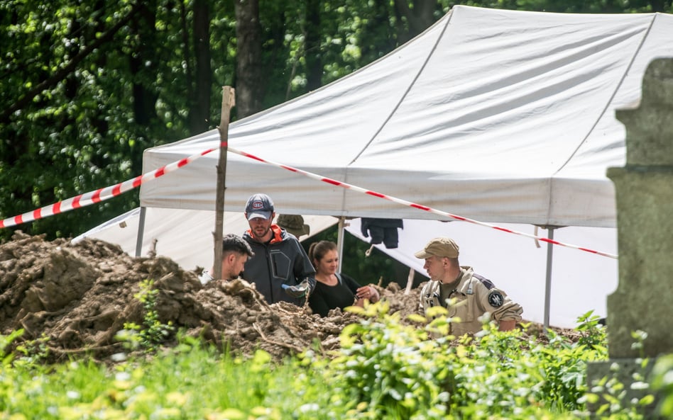 Prace ekshumacyjne w Puźnikach w obwodzie tarnopolskim na zachodzie Ukrainy, gdzie Ukraińcy zabili c