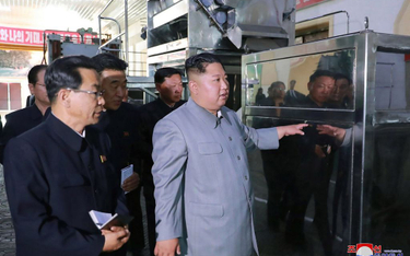 Kim Dzong Un odwiedził fabryki produkujące wyrzutnie rakiet