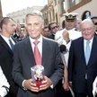 Prezydent Portugalii Aniabal Cavaco Silva z prezentem od krakowskich kwiaciarek