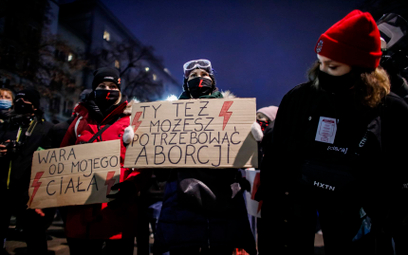 Sondaż: Czy Polacy popierają protesty przeciwko wyrokowi TK ws. aborcji?