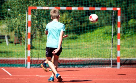 Jaka stawka VAT za udostępnianie boiska stadionu miejskiego?