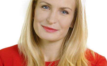 - Dla firm i konsumentów przyjęcie euro to redukcja ryzyka kursowego i niższy koszt długu. Pod wzglę