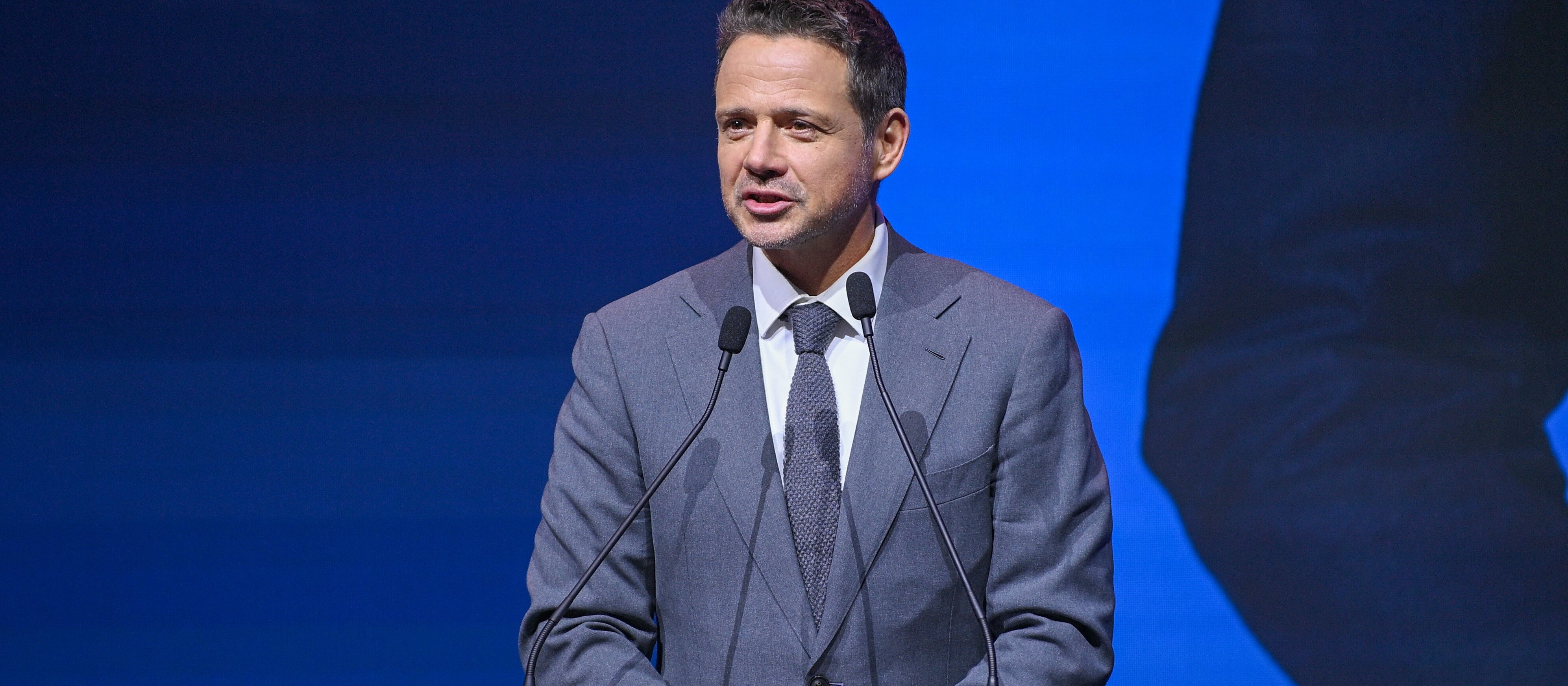 Radni podnieśli pensję Rafałowi Trzaskowskiemu. „To nagroda za brak pracy dla miasta”