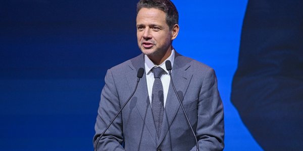 Radni podnieśli pensję Rafałowi Trzaskowskiemu. „To nagroda za brak pracy dla miasta”