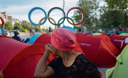 Paryż, sierpień 2024 r. – happening przeciwko wywożeniu ze stolicy Francji osób bezdomnych podczas I