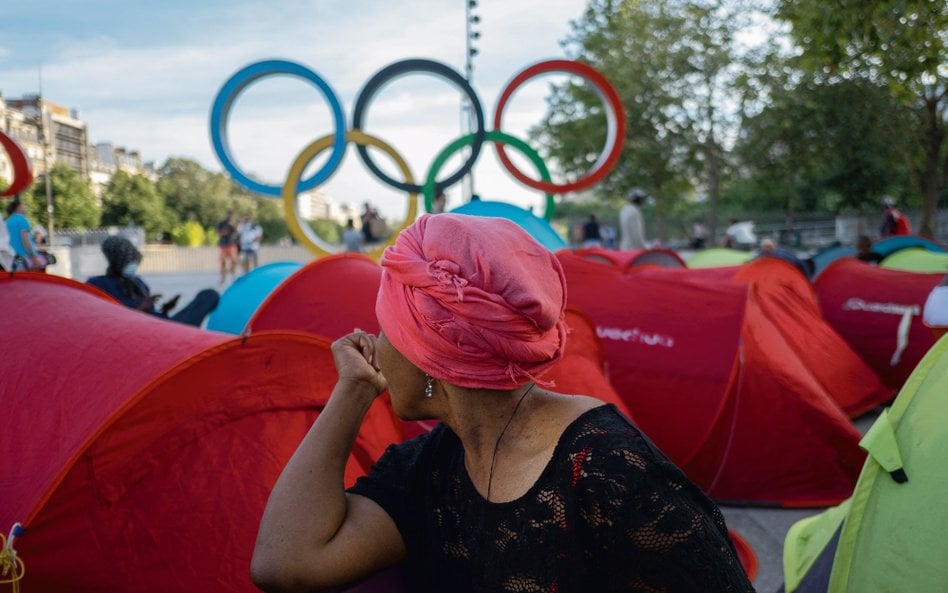 Paryż, sierpień 2024 r. – happening przeciwko wywożeniu ze stolicy Francji osób bezdomnych podczas I