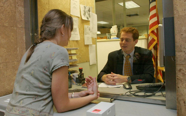 Otrzymanie wizy poprzedza spotkanie w konsulacie USA w stolicy (zdjęcie z 2004 r.)