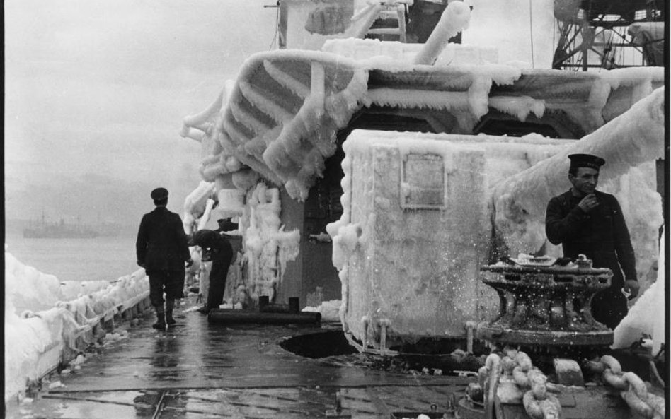 Oblodzone nadbudówki i armaty głównego kalibru na ORP „Garland”, okres II wojny światowej