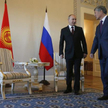 Władimir Putin i prezydent Kirgizji Ałmazbek Atambajew w pałacu w Strelnie