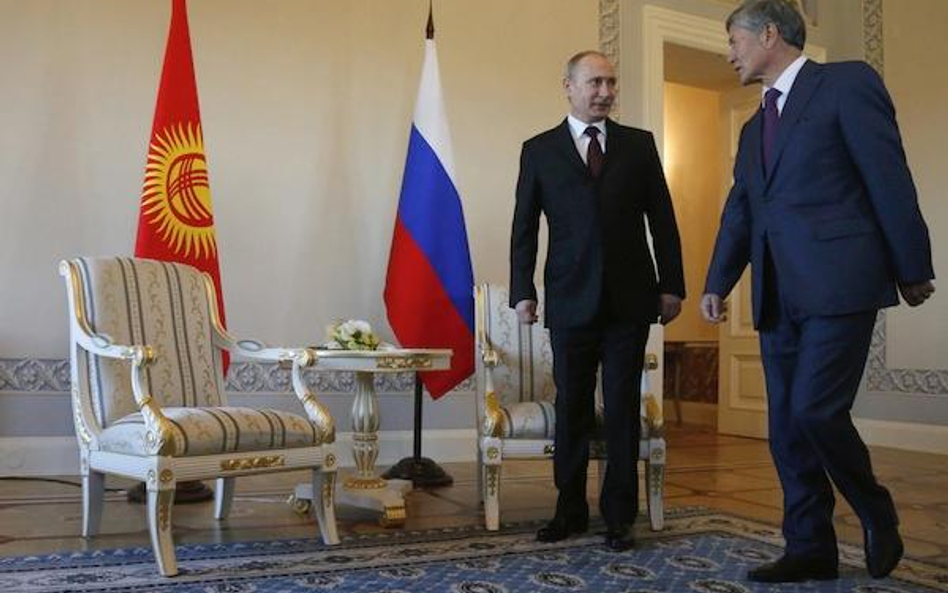 Władimir Putin i prezydent Kirgizji Ałmazbek Atambajew w pałacu w Strelnie