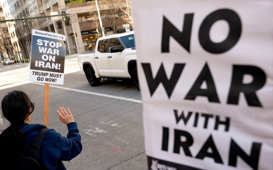 Od kiedy USA rozpoczęły wojnę z Iranem notowania prezydenta Donalda Trumpa uległy pogorszeniu.