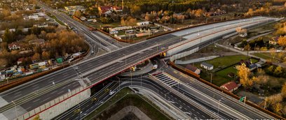 Docelowo odcinek S17 ma posiadać dwie jezdnie po trzy pasy ruchu, nowoczesne węzły oraz systemy ochr