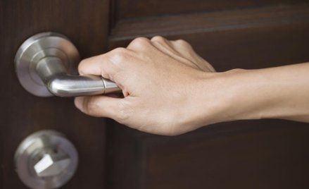 Sklep nie zapłaci zadośćuczynienia staruszce za uderzenie drzwiami