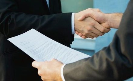 Umowa o pracę zawarta ustanie też jest ważna 123rf