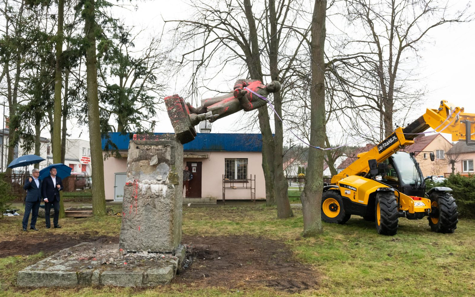 Demontaż pomnika czerwonoarmisty w Siedlcu, 20 kwietnia 2022