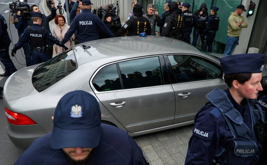 Samochód przewożący zatrzymanego na lotnisku Chopina Zbigniewa Ziobro wjeżdża do budynku Sejmu