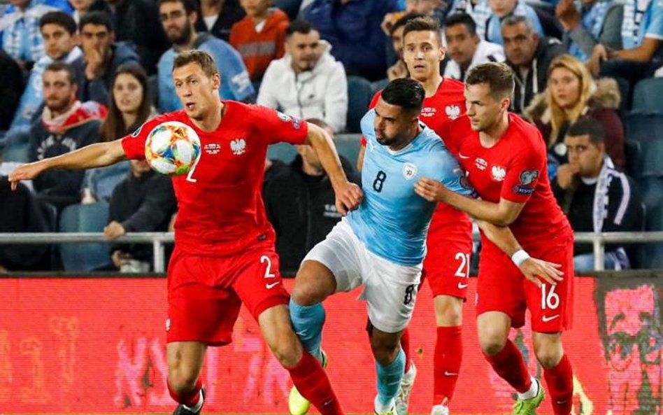 Piłkarz angielskiego Derby County Krystian Bielik (z lewej) staje się mocnym punktem reprezentacji