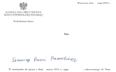 Nieprawidłowo użyte formy. Po zwrocie powitanym został wpisany przecinek, a następne zdanie błędnie 