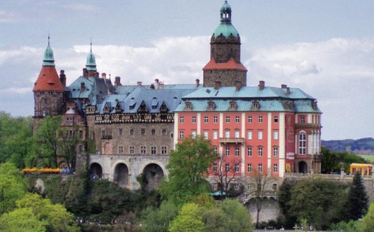 Zamek w Książu ze swymi rozległymi podziemnymi tunelami nieustannie rozbudza wyobraźnię poszukiwaczy