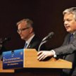 Przemawia Didier Reynders, belgijski minister finansów, Jean-Claude Trichet, szef Europejskiego Bank