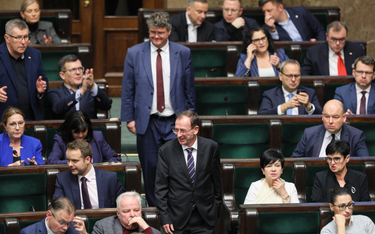 Mariusz Kamiński i Maciej Wąsik na sali obrad Sejmu w Warszawie