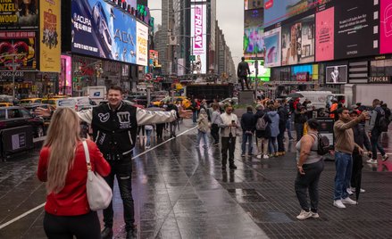 Turyści na Times Square w Nowym Jorku