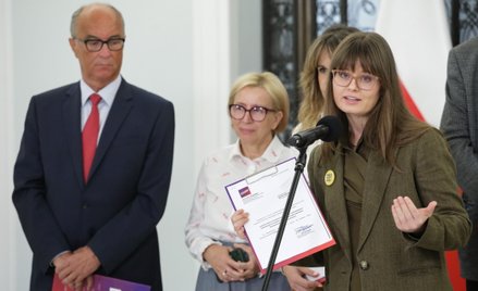 Radna Marta Szczepanska (P) podczas konferencji prasowej w Sejmie w Warszawie, 23 bm. Włodzimierz Cz