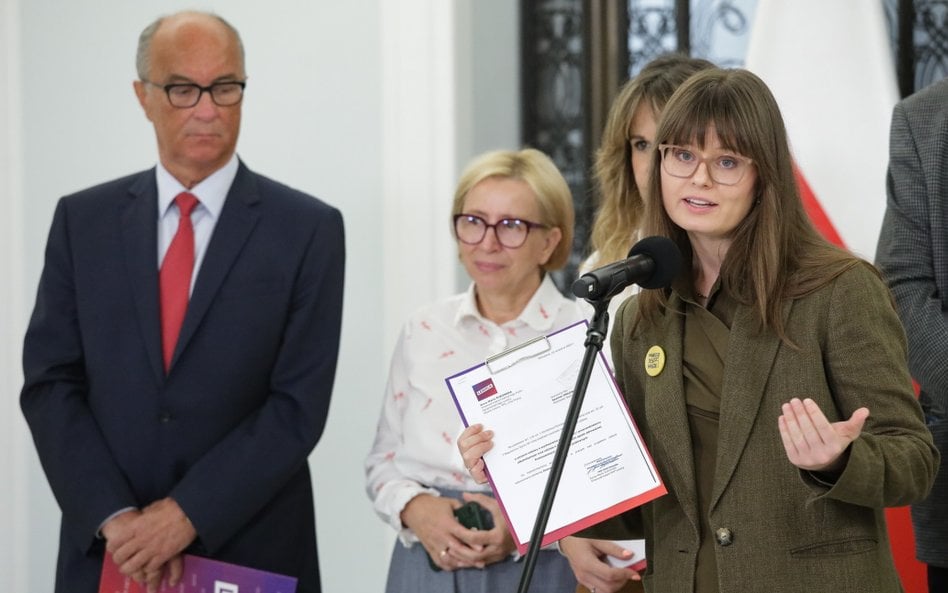 Radna Marta Szczepanska (P) podczas konferencji prasowej w Sejmie w Warszawie, 23 bm. Włodzimierz Cz