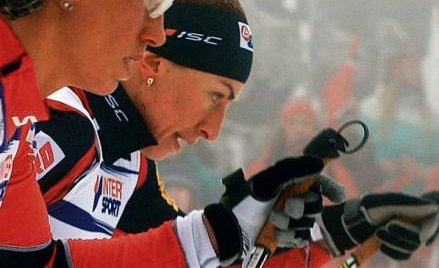 Czy Justyna Kowalczyk chociaż raz wybiegnie w Oslo ze złotego cienia Marit Bjoergen?