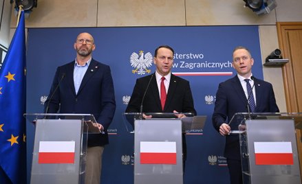 Wicepremier, minister spraw zagranicznych Radosław Sikorski podczas wspólnej konferencji z wiceminis