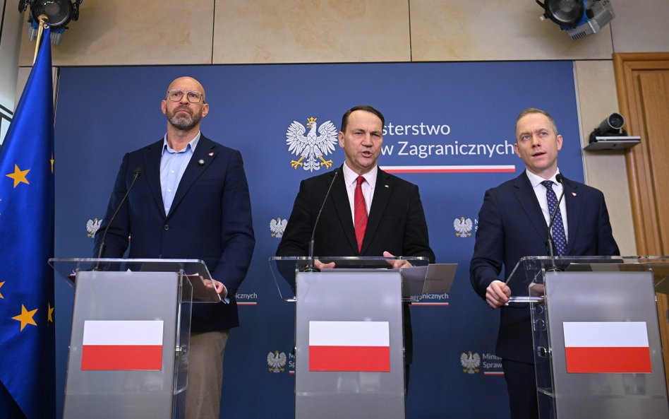 Wicepremier, minister spraw zagranicznych Radosław Sikorski podczas wspólnej konferencji z wiceminis