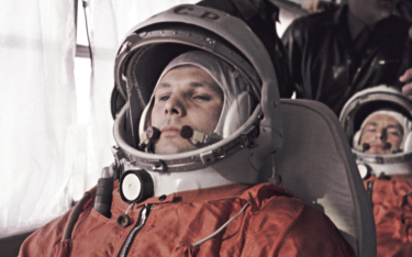 Jurij Gagarin z dublerem Giermanem Titowem w drodze do Centrum Kosmicznego Bajkonur. Pierwszy lot cz