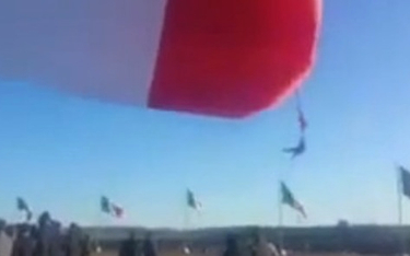 Żołnierz porwany przez flagę [wideo]