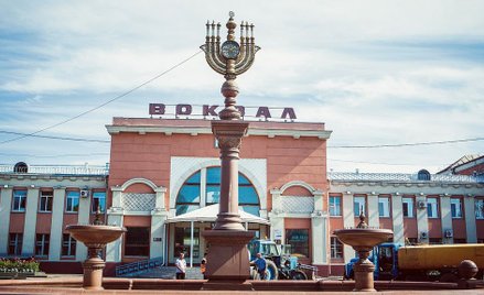 Wizerunek menory, uznawanej za symbol judaizmu, dominuje na placu przed dworcem w Birobidżanie, stol
