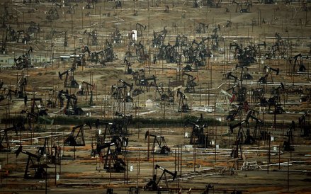 Widok pokazujący miejsca pompowania oleju przy rzece Kern w Kalifornii.