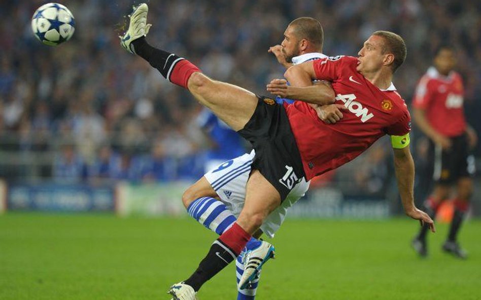 Edu (Schalke 04) i Nemanja Vidić (w czerwonej koszulce)