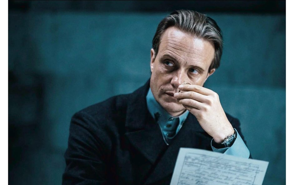 August Diehl jako Woland w „Mistrzu i Małgorzacie„ Michaiła Łokszyna