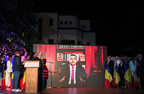 Zwolennicy George Simiona słuchają jego wystąpienia po ogłoszeniu wyników sondaży exit poll