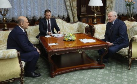 Spotkanie Aleksandra Łukaszenki (z prawej) z premierem Rosji Michaiłem Miszustinem (z lewej) w kwiet