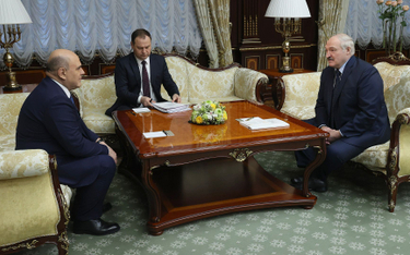 Spotkanie Aleksandra Łukaszenki (z prawej) z premierem Rosji Michaiłem Miszustinem (z lewej) w kwiet