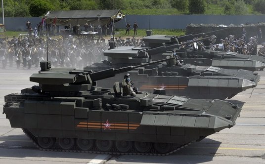 Prototypowe bojowe wozy piechoty T-15 podczas przygotowań do jednej z moskiewskich defilad z okazji 