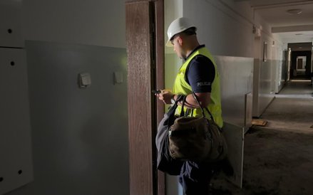 Policjanci w spalonym budynku w Ząbkach