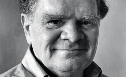 Pozorne szczęście uśmiechniętego narodu