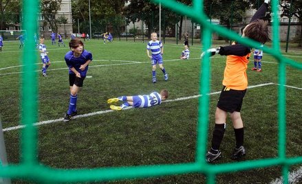 Gminy zaniepokojone procesami o "Orliki"; resort sportu przestrzega przed ugodami ze spółką, która d