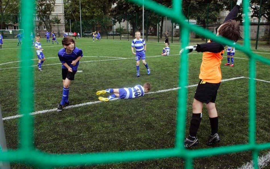 Gminy zaniepokojone procesami o "Orliki"; resort sportu przestrzega przed ugodami ze spółką, która d